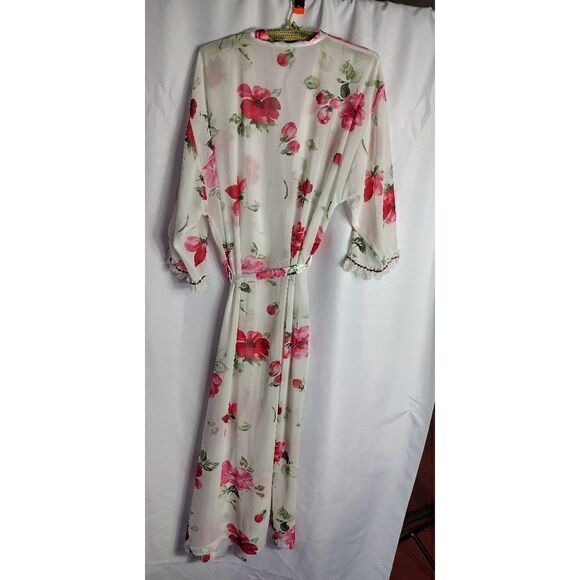 Private Luxuries robe  - Picture 2 of 7